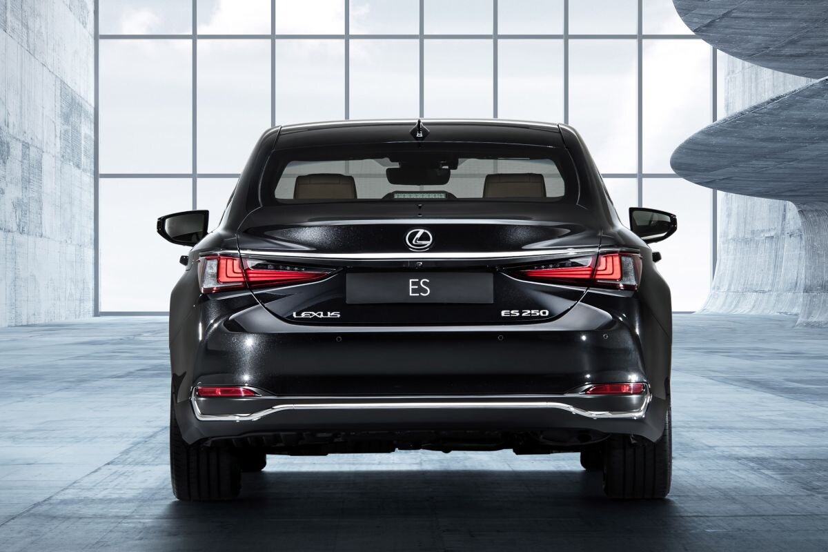 lexus-es-achter-2018