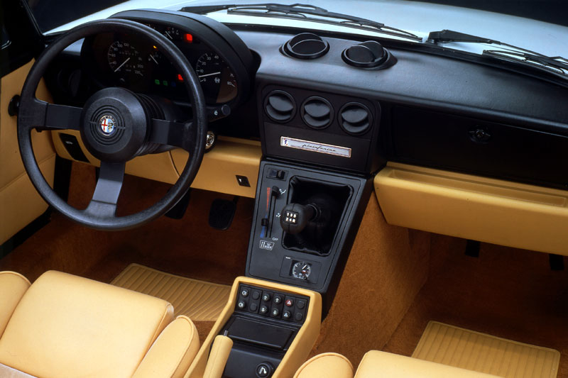 Alfa Romeo Spider Cabrio softtop Handgeschakeld Interior