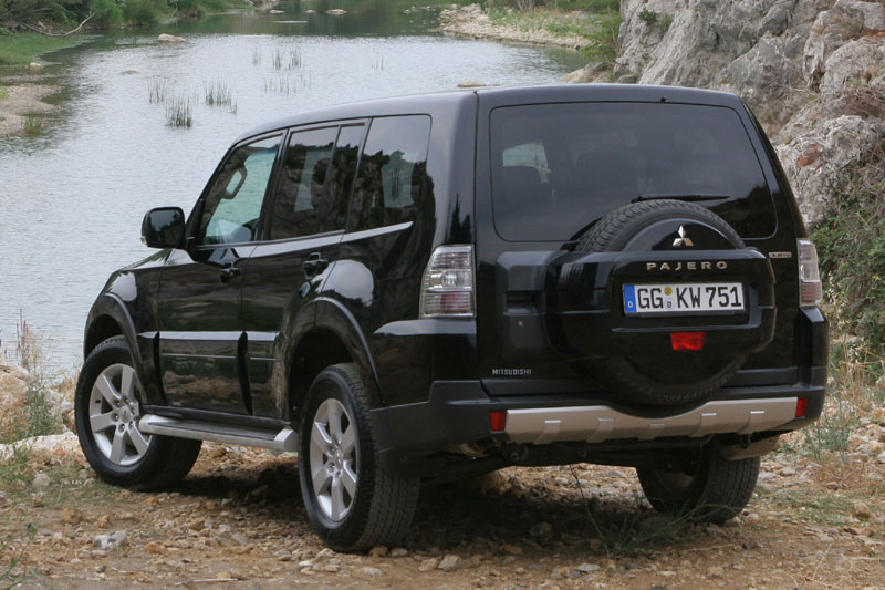 Mitsubishi Pajero SUV Rear