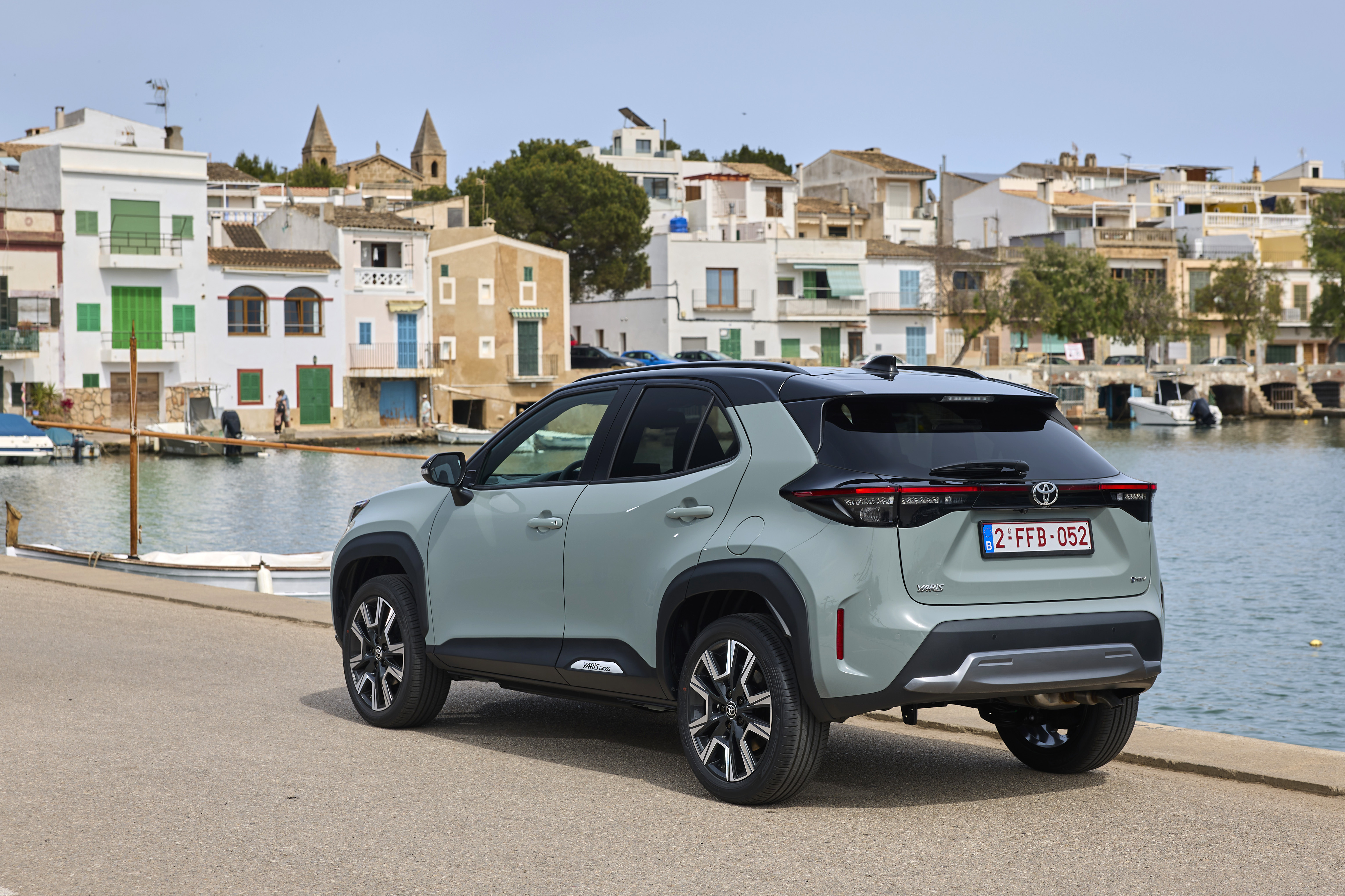Toyota Yaris Cross 2024 khaki green