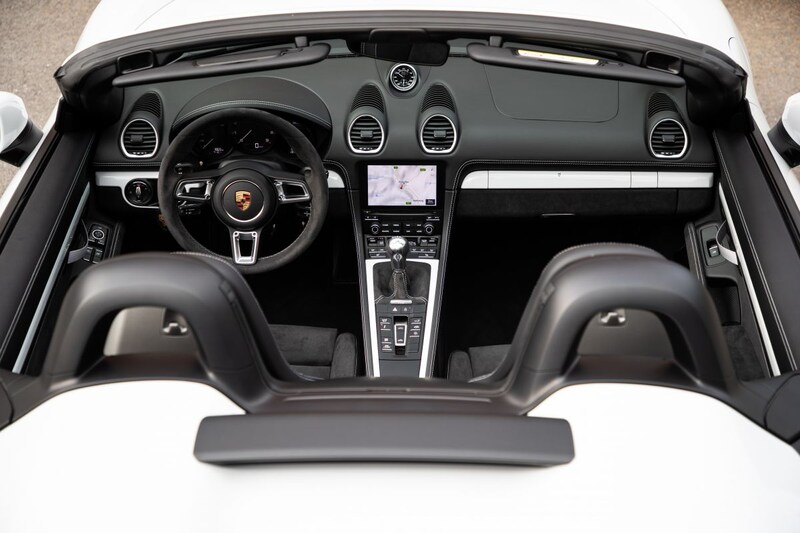 Porsche 718 Spyder 2016 interior