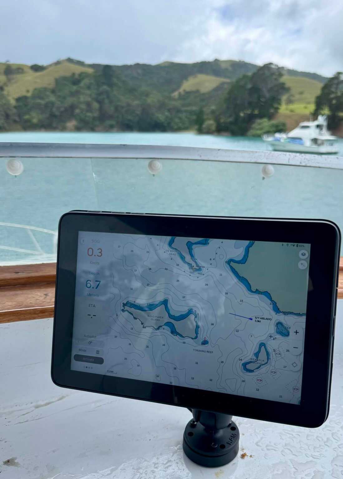 Problem solver: Orca Tablet with the mount that charges inductively. Photo: Orca.