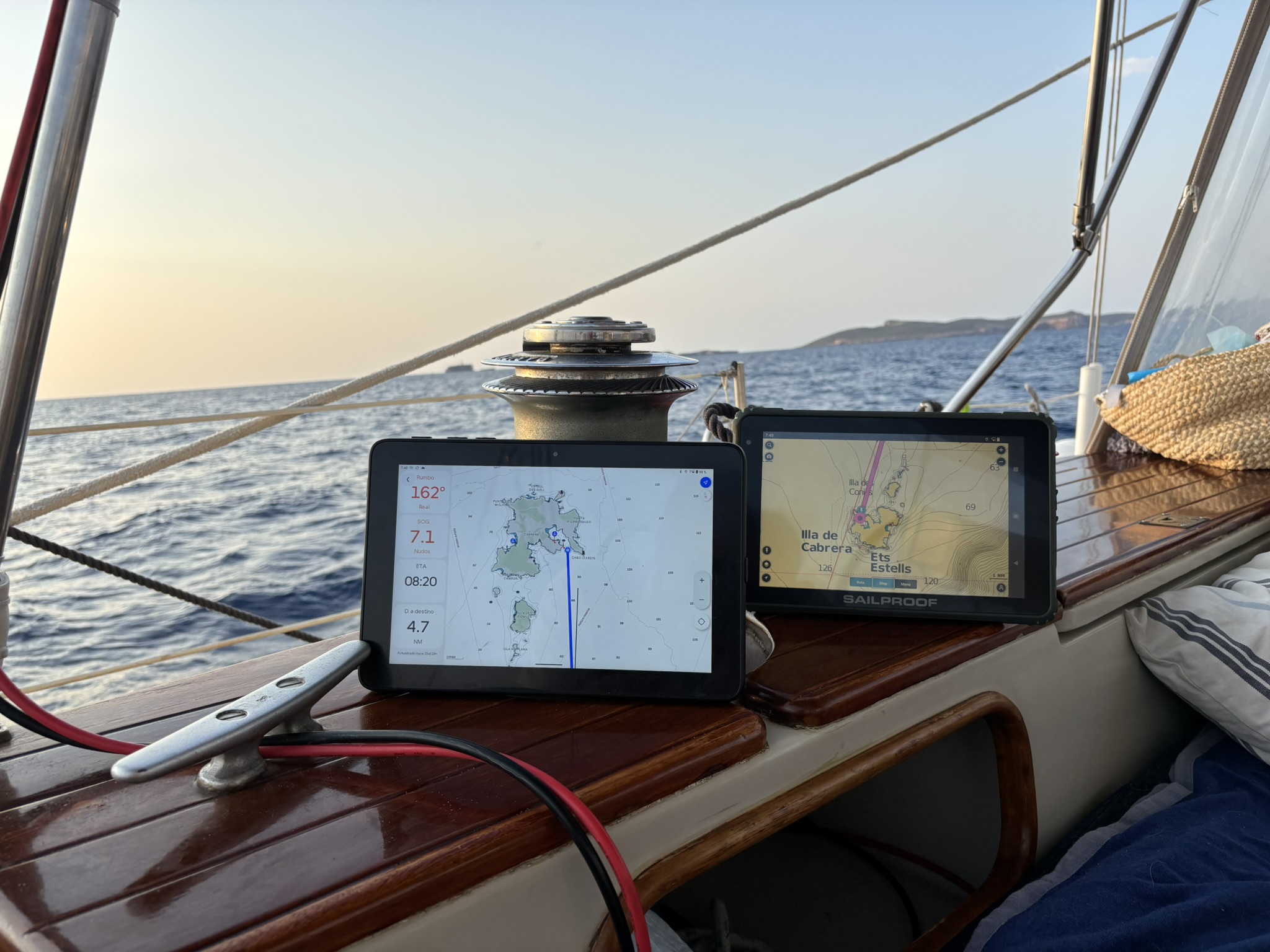 Tablet navigation in the sunset. Photo: José María Serra Cabrera.