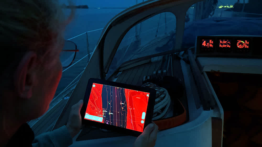 You can switch between day and night mode on the Orca Display. ©Sönke Roever