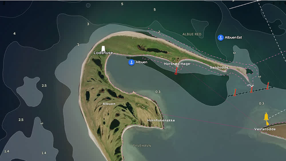 The combination of chart and satellite image offers comprehensive orientation. ©Sönke Roever