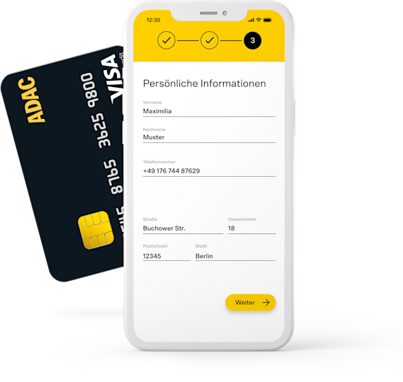 Schwarze Visa-Karte vom ADAC im Hintergrund, davor ein Handy-Rahmen mit einer App, die den Nutzer auffordert, persönliche Daten wie Name, Nachname, Adresse und Telefon einzugeben.
