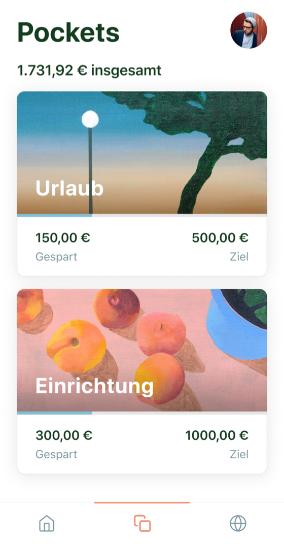 Der Screenshot einer mobilen App zeigt die Übersicht eines Bankkontos mit zwei Unterkonten mit den Bezeichnungen „Urlaub“ und „Möbel“, auf denen jeweils der gesparte Betrag und das Sparziel angezeigt werden.
