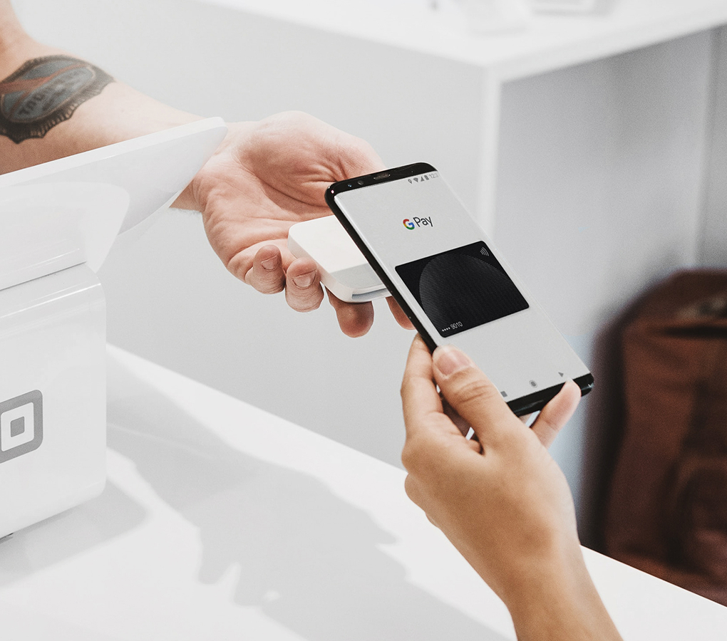Image of client payment at the cashier with a virtual wallet.