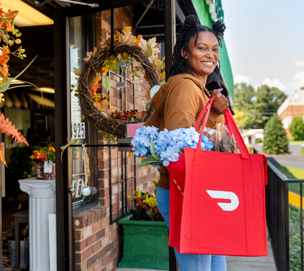 Mx Blog (US/CA/AU/NZ) - A Florist's Guide to Flower Delivery on DoorDash - Dasher with flowers