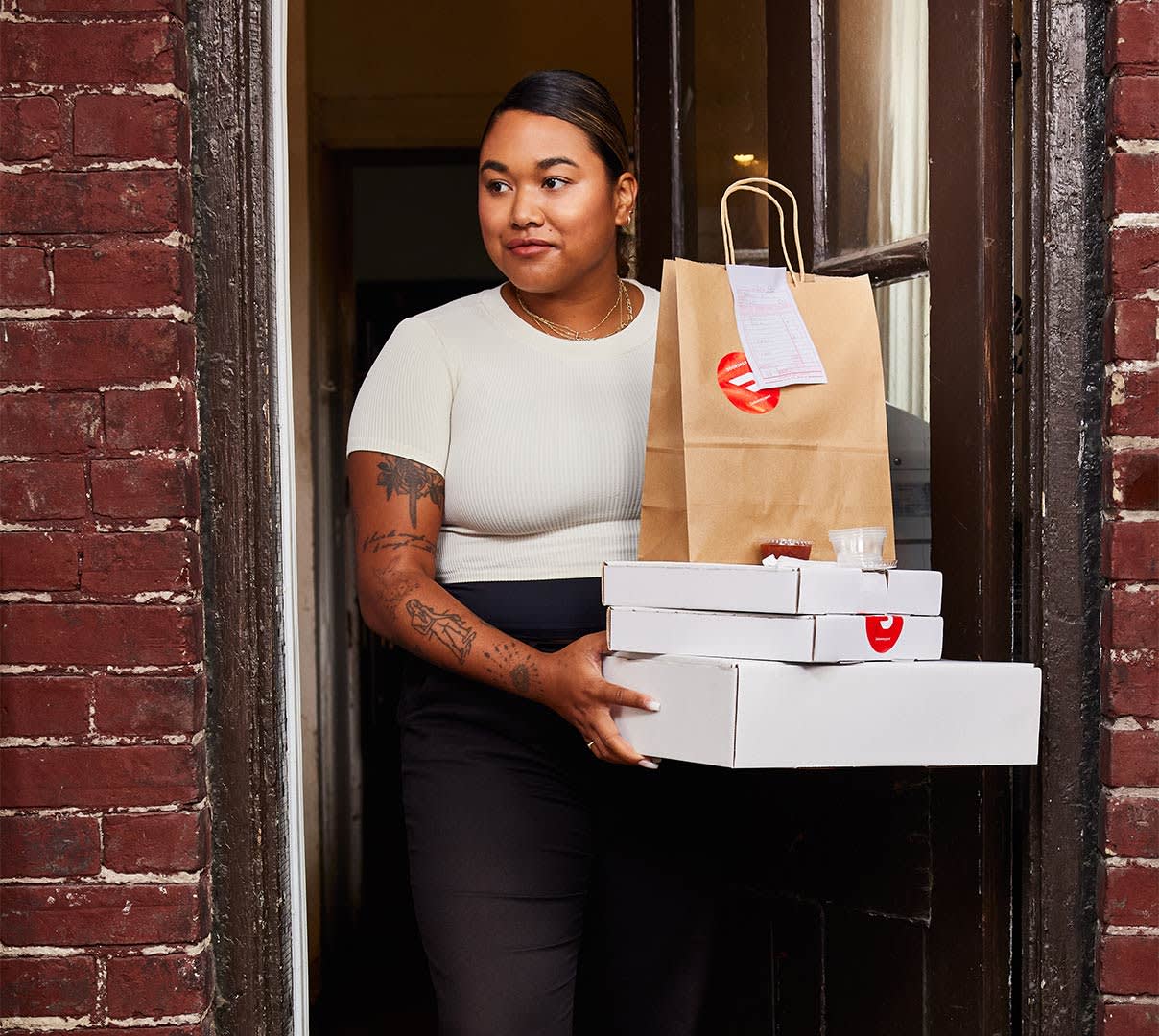 Dx Blog (US/CA/AU/NZ) - How Does Pizza Delivery Work on DoorDash? - hero of Dasher with boxes/bag