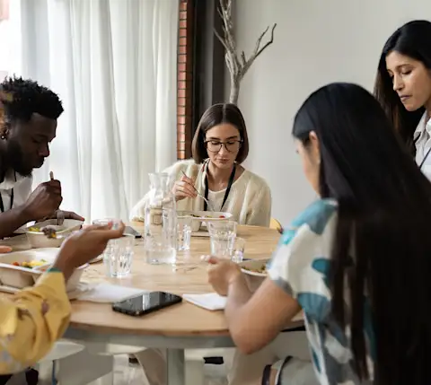 DDfB - Blog - Simplify Office Catering With DoorDash for Business - Employees eating