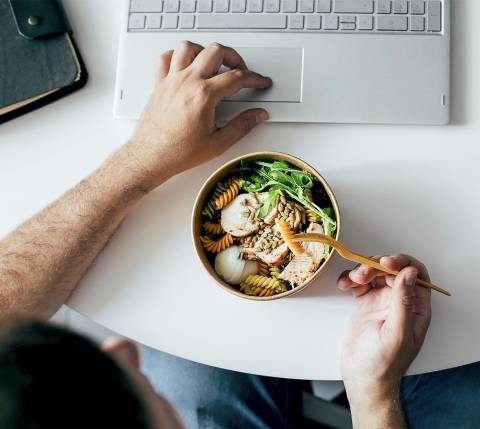 DDfB - Blog - How Eating Healthy at Work Can Improve Performance - Nutritious bowl of food in front of laptop