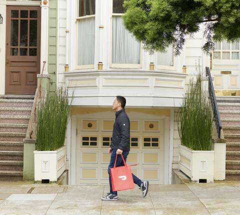 Dx Blog (US/CA/AU/NZ) - The DoorDash Strategy Guide to Local Delivery - Dasher walking with bag