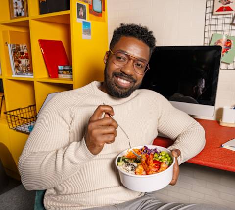 DDfB man smiling with poke bowl, meal 