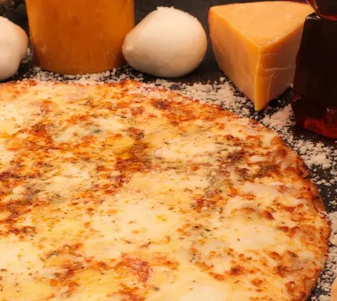 800° Degrees Pizza - quatro formaggi pizza