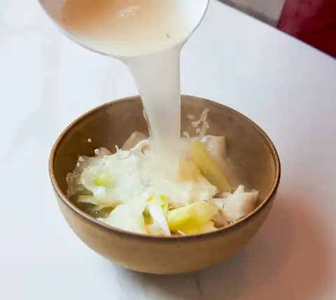 CxBlog-DD-XiAn-NoodlesSoup-PourSoup