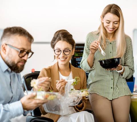 DDfB - Blog - Best Foods for Brain Health and Focus During the Workday - employees eating together