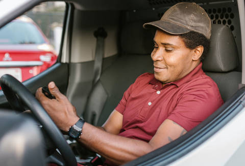 Dx Blog (Global) - Tech, Gear, and Gadgets: Useful Delivery Driver Apps & Accessories to Consider - Dasher in car looking at app