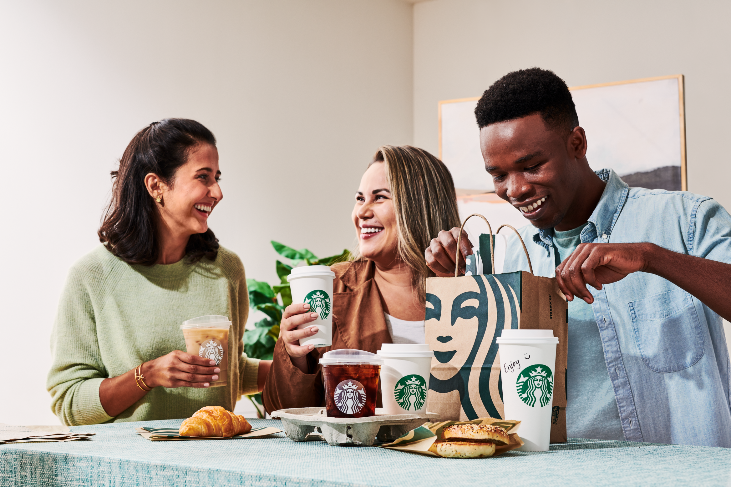 SBX20220926 4100 StarbucksDelivers-LifestyleImage3 sRGB