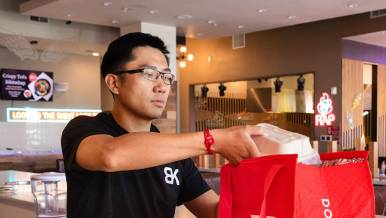 Francis Cui of Bak Kung BBQ with DoorDash hot bag