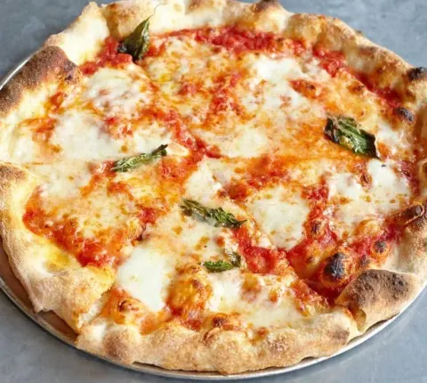 Pizzeria Delfina - the 4 formaggio pizza