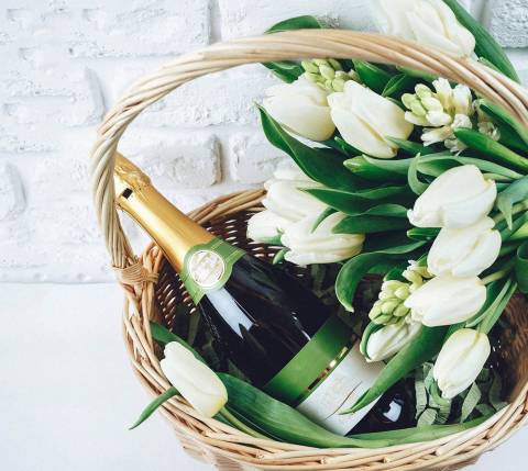 Mx Blog - 14 Alcohol Gift Delivery Ideas - champagne in basket