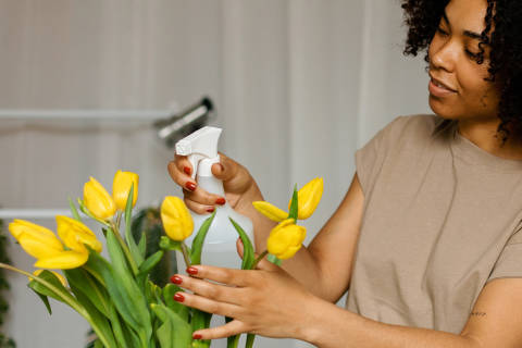 Mx Blog - The Best Professional Flower Tools for Your Business - Finishing spray