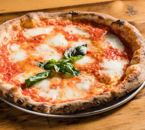   WinePairingsInNYC_Ainslie_margheritapizza_article