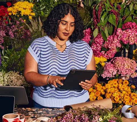 Mx Blog - Top Flower Delivery and Florist Trends 2025 - florist with tablet