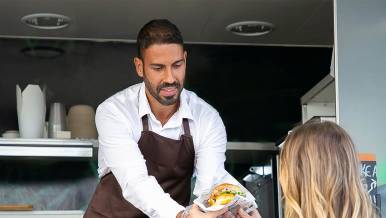 Mx Blog (US/CA/AU/NZ) - How To Create an Effective Food Truck Business Plan - Handing food to customer from food truck