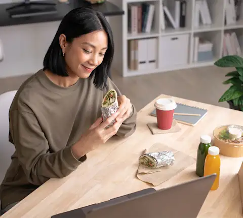 DDfB - Ideal Corporate Meal Benefits Provider - Eating Lunch