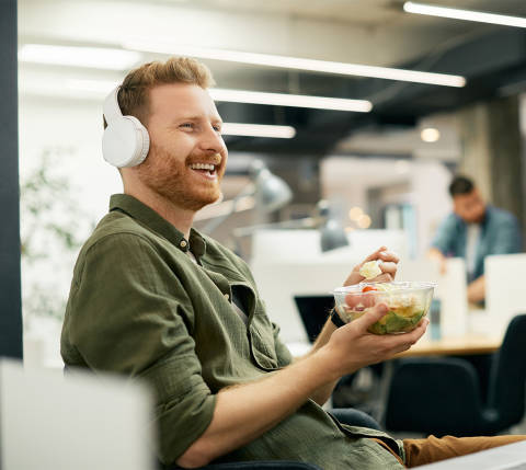 DDfB- Blog - 2024's Top Workplace Trends and How DoorDash for Business Is Powering Productivity - Happy employee with headphones
