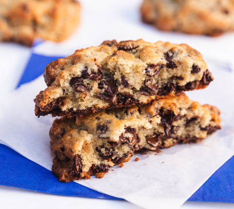 BestBakedGoods&DessertsNYC Levain chocolatechipcookie article