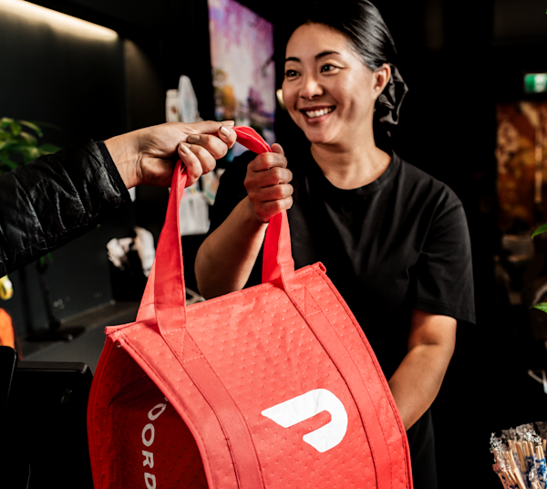 giving out a doordash order