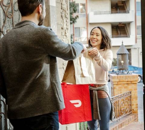 Dx Blog (US/CA/AU/NZ) - The DoorDash Strategy Guide to Local Delivery - Dasher delivering bag