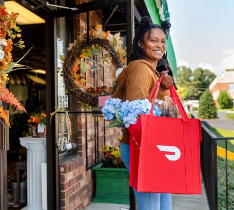 Dx Blog (US/CA/AU/NZ) - How to Deliver Flowers with DoorDash - Dasher with flowers