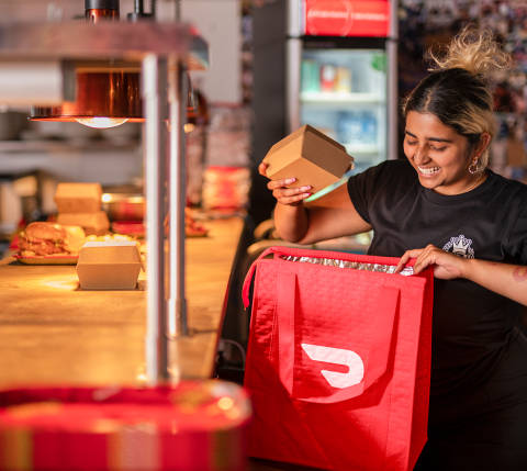 Packing a DoorDash bag at RoyAl's