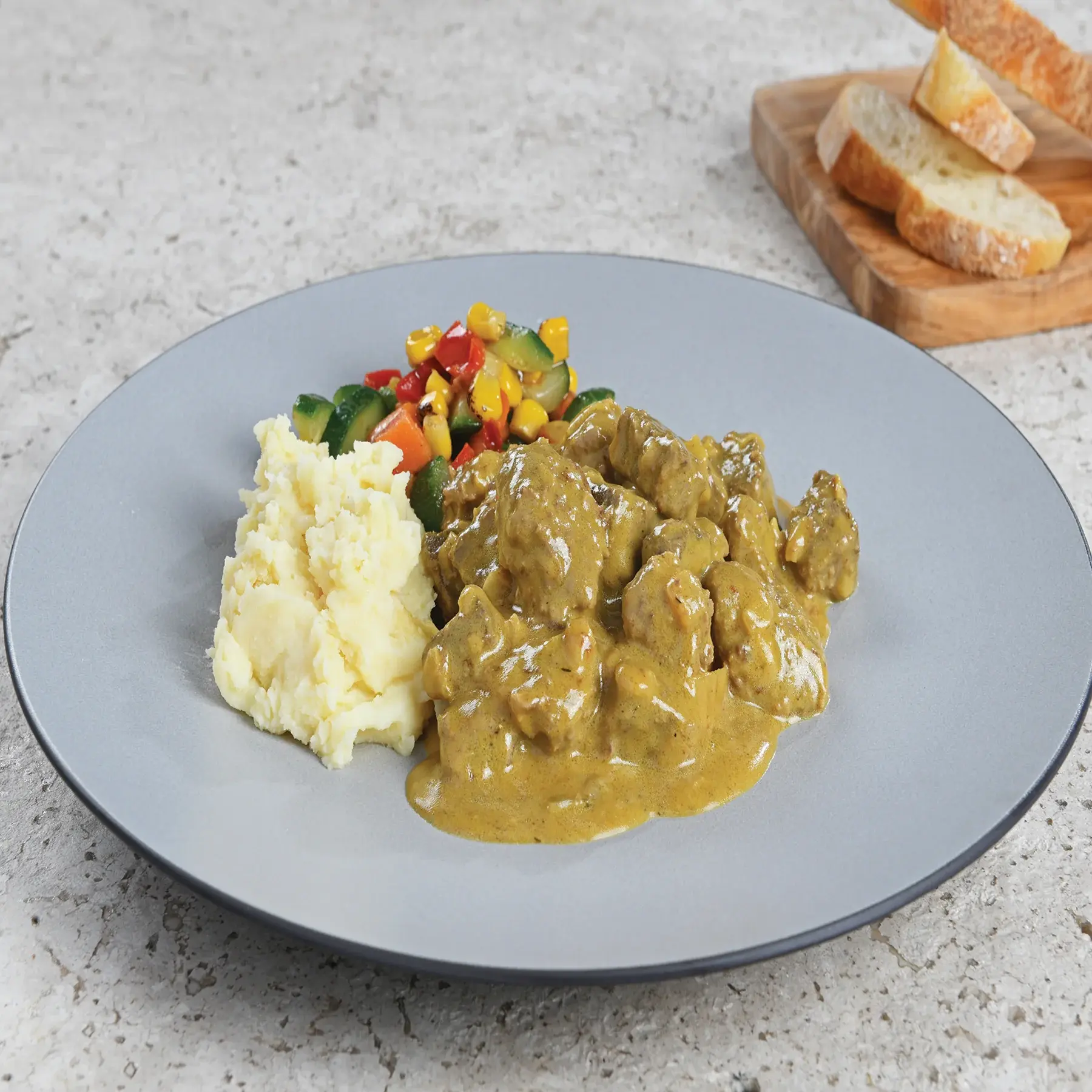 CUBOS DE FILETE DE RES EN SALSA DE MOSTAZA