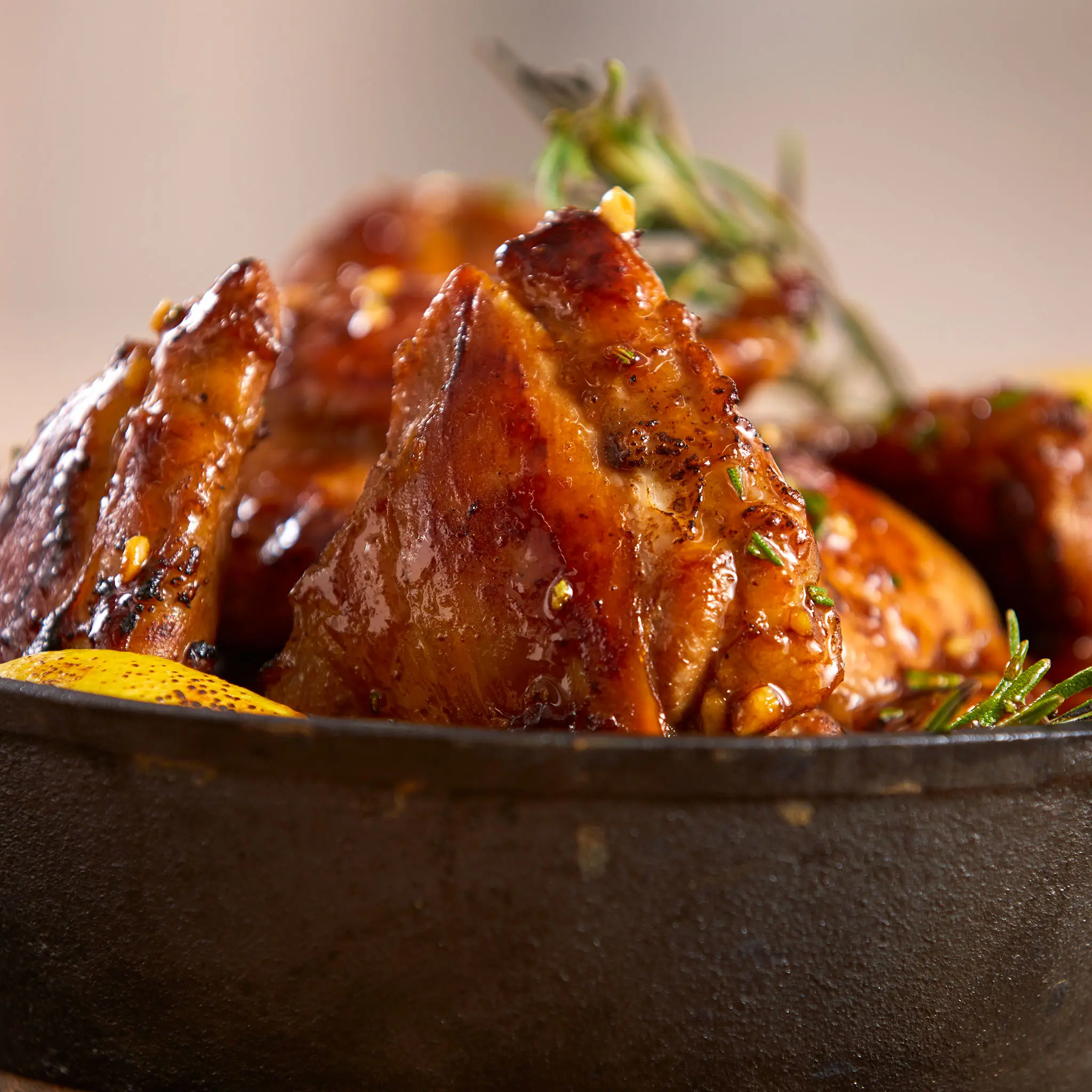 WFC 7047 7107 Chicken Thighs BISkinOn Lifestyle 1x1