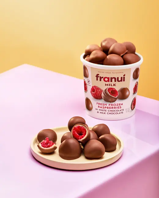 7603 PACKAGED V2 Raspberries Coated in Milk & White Chocolate - Franuí