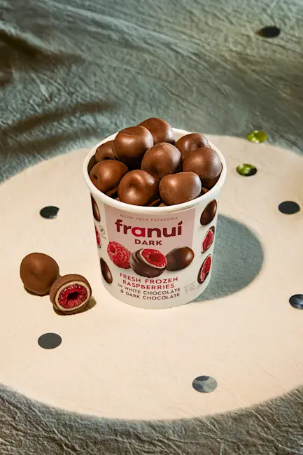 7604 PACKAGED v2  Raspberries Coated in Dark & White Chocolate - Franuí
