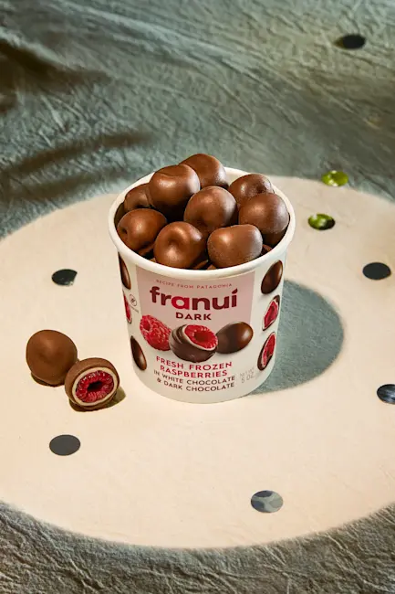 7604 PACKAGED v2  Raspberries Coated in Dark & White Chocolate - Franuí