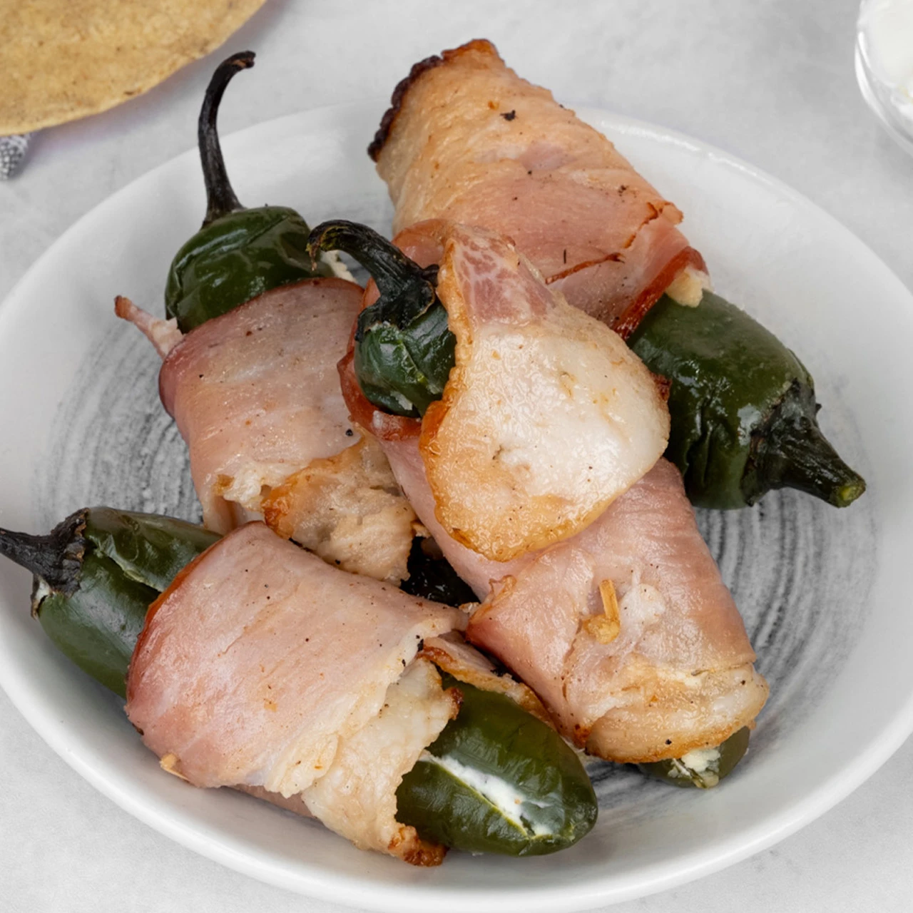 82024 WFMex Lifestyle Chiles rellenos de queso crema envueltos tocino crudo Platillos Listos