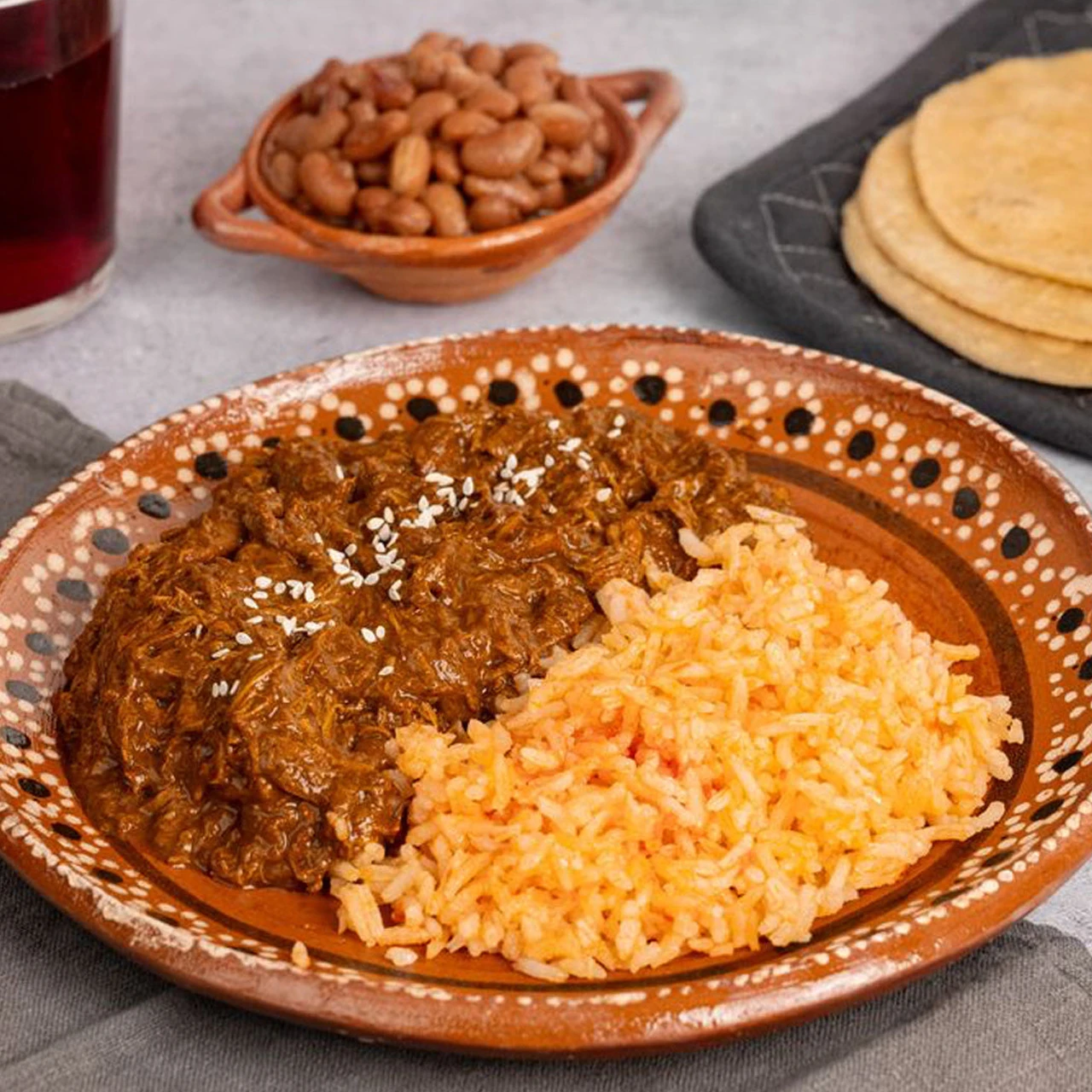 81811-wfmex-lifestyle-pollo-con-mole-platillos-listos_840x840-3
