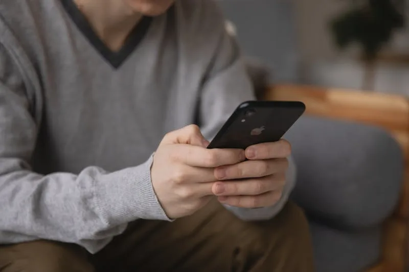 People browsing Google on the phone