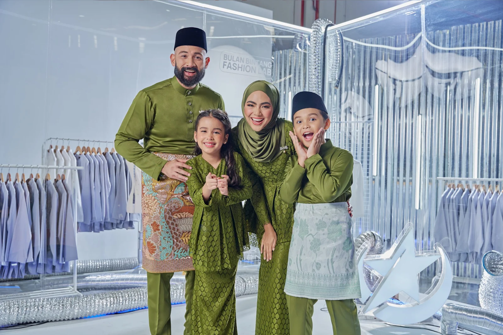 malaysian family wearing bulan bintang