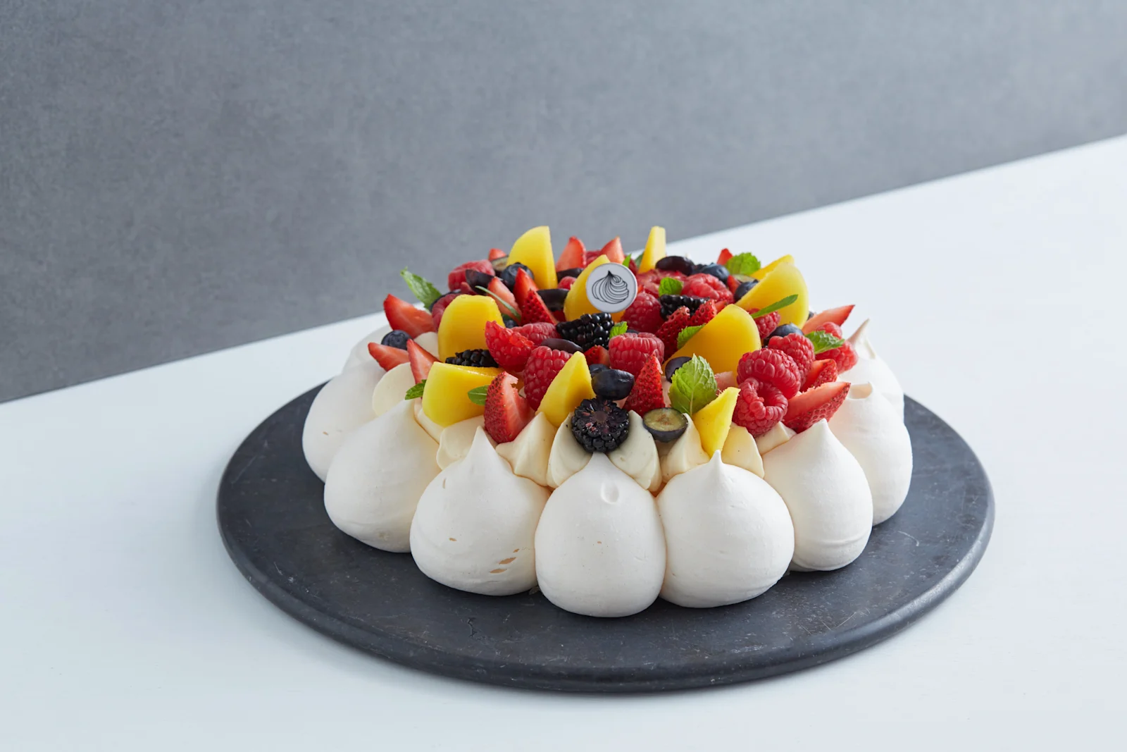 Le Dessert signature pavlova