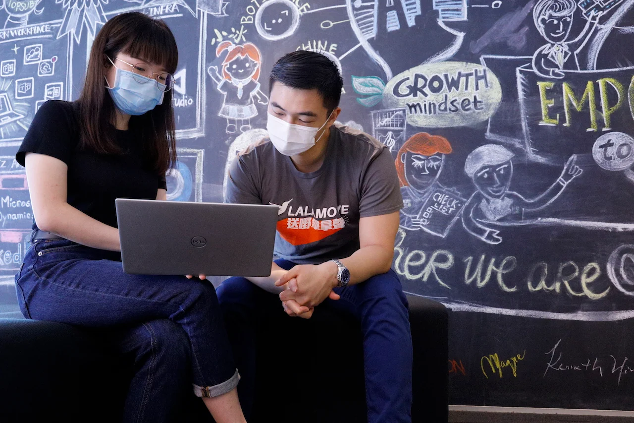 Two colleagues work by using SleekFlow