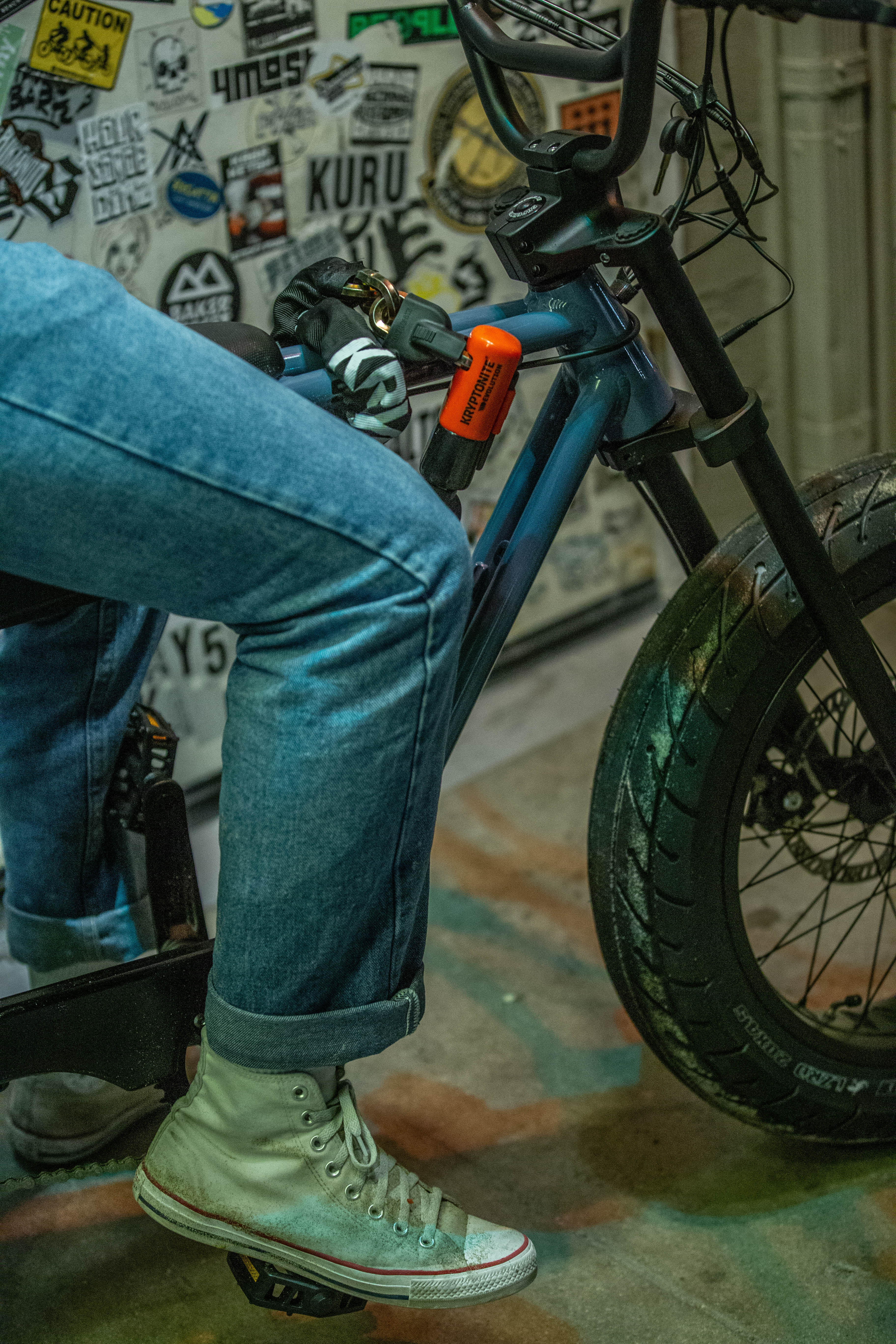 Lifestyle image of Kryptonite Evolution 1090 Integrated Chain on bike