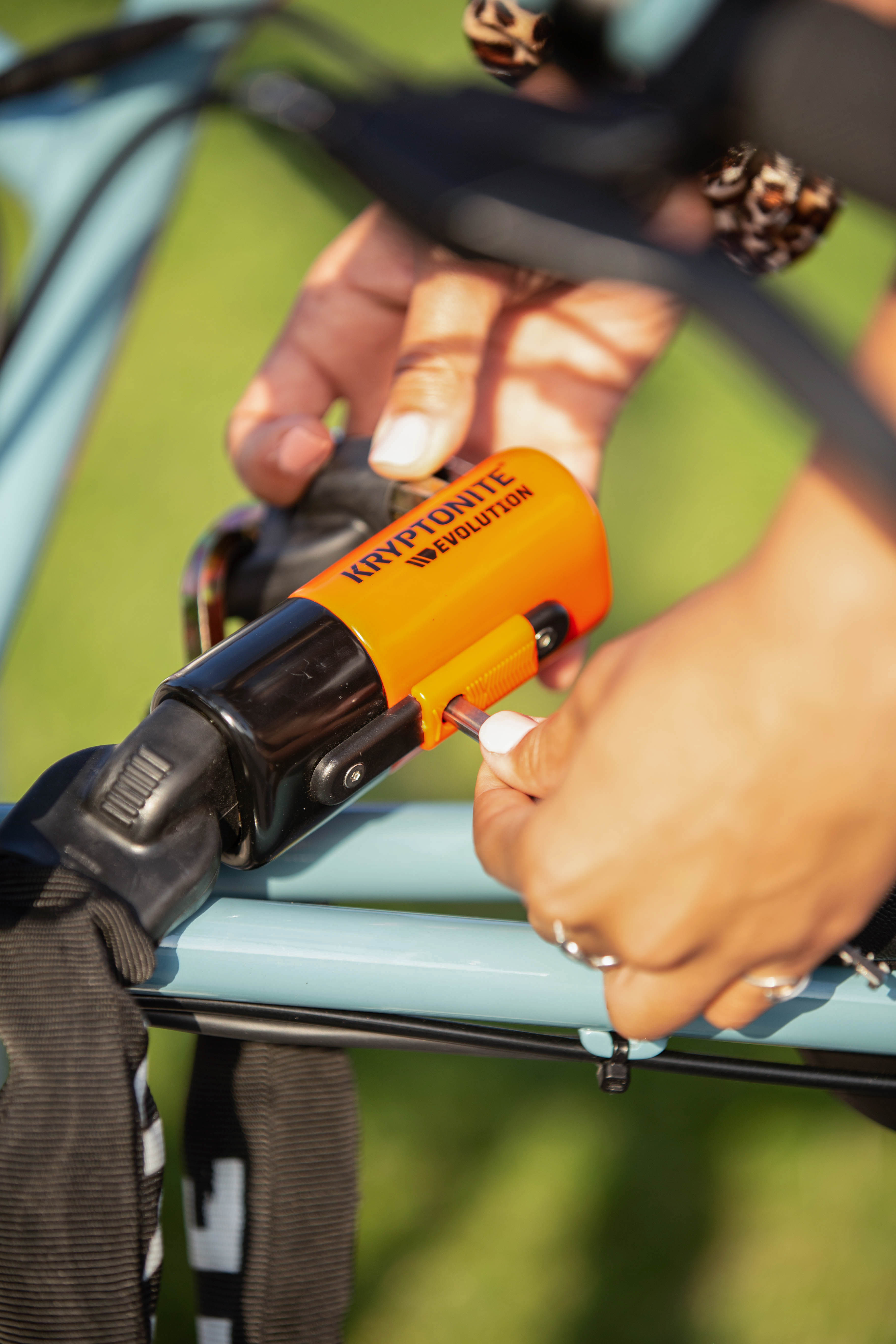 Lifestyle image of Kryptonite Evolution 1090 Integrated Chain on bike